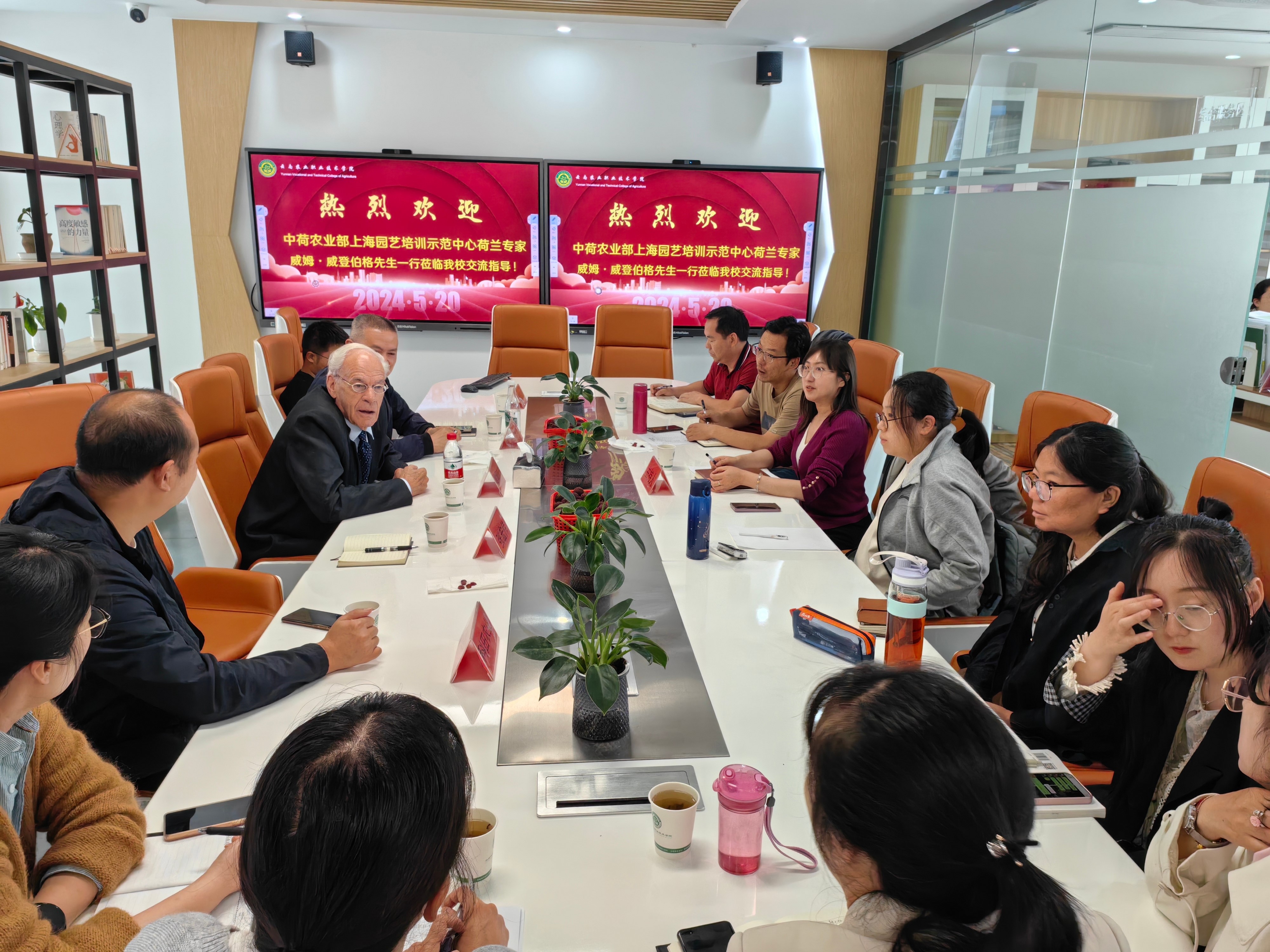 中荷农业部上海园艺培训示范中心荷兰专家威姆先生一行到学院交流指导