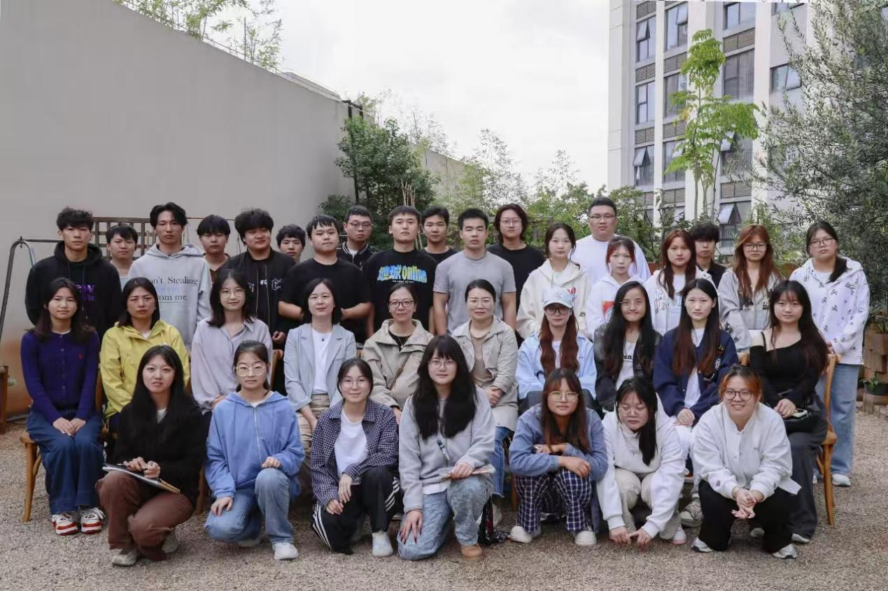 屋顶花园里的“实战课”——风景园林专业23级学子赴云南园道公司开展毕业设计调研